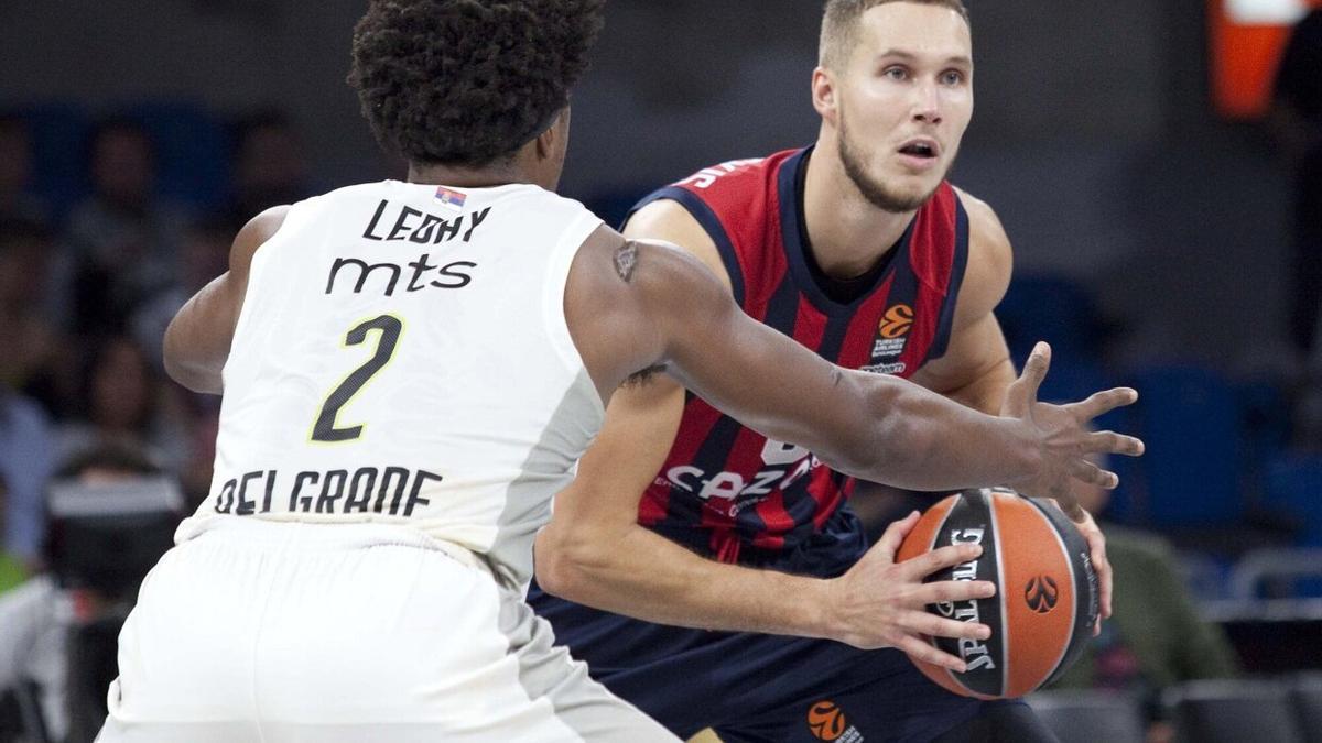 Tadas controla el balón en presencia de LeDay (Partizan)