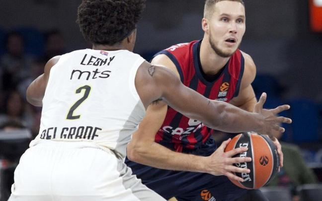 Tadas controla el balón en presencia de LeDay (Partizan) Tadas controla el balón en presencia de LeDay (Partizan)
