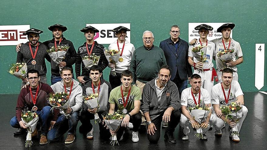 Los campeones y los finalistas posan con sus trofeos al término del festival. | FOTO: FEDERACIÓN NAVARRA DE PELOTA VASCA