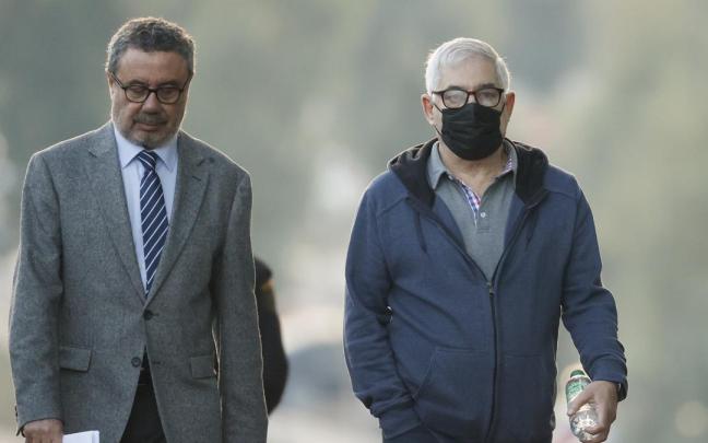 El maquinista del Alvia accidentado llega a los juzgados acompañado de su abogado. El maquinista del Alvia accidentado llega a los juzgados acompañado de su abogado.
