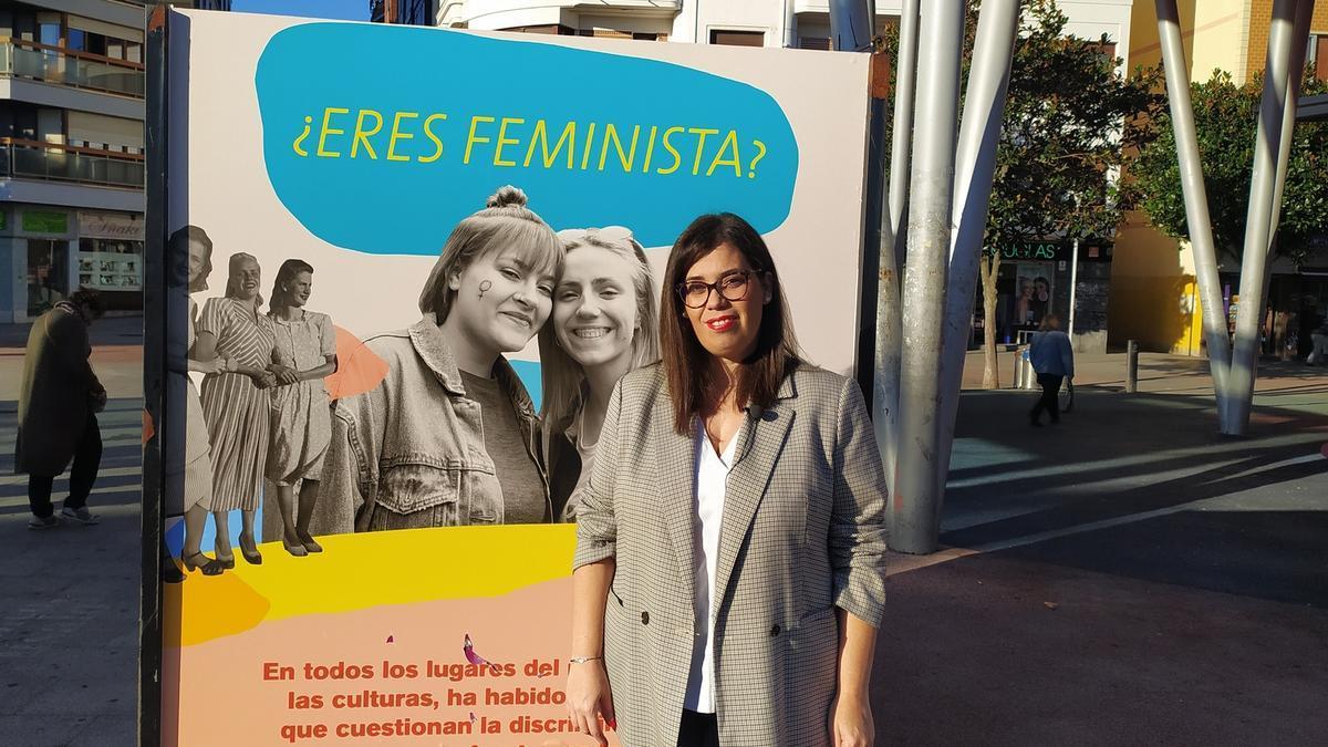 La concejala de Igualdad, Carmen Díaz, con un cartel feminista.