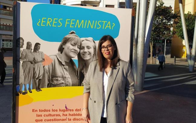 La concejala de Igualdad, Carmen Díaz, con un cartel feminista. La concejala de Igualdad, Carmen Díaz, con un cartel feminista.