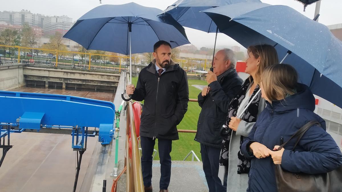 Los responsables políticos han visitado esta mediodía la zona donde se van a ejecutar las obras de modernización de la EDAR de Galindo