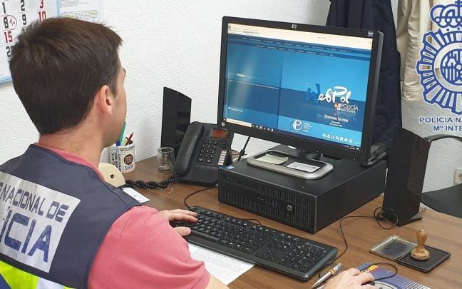 Imagen de archivo de un polic&iacute;a frente a su ordenador