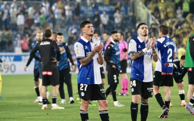 Javi L&oacute;pez y Miguel De la Fuente, dos de los j&oacute;venes del Alav&eacute;s, en Mendizorroza. Foto: Pilar Barco