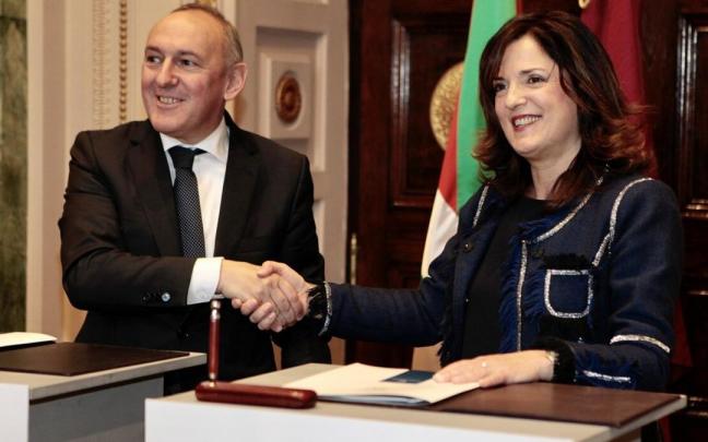 Beatriz Artolazabal y Ramiro González se dan la mano en una rueda de prensa Beatriz Artolazabal y Ramiro González se dan la mano en una rueda de prensa