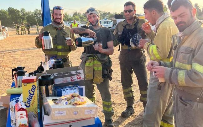 Integrantes del dispositivo antiincendios comiendo en el puesto habilitado por la ONG de José Andrés. Integrantes del dispositivo antiincendios comiendo en el puesto habilitado por la ONG de José Andrés.