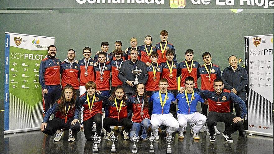 Los integrantes de la delegación navarra posan con sus trofeos y medallas en el Adarraga.