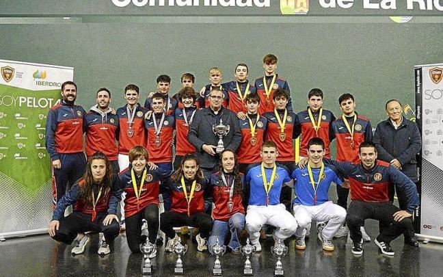 Los integrantes de la delegaci&oacute;n navarra posan con sus trofeos y medallas en el Adarraga.