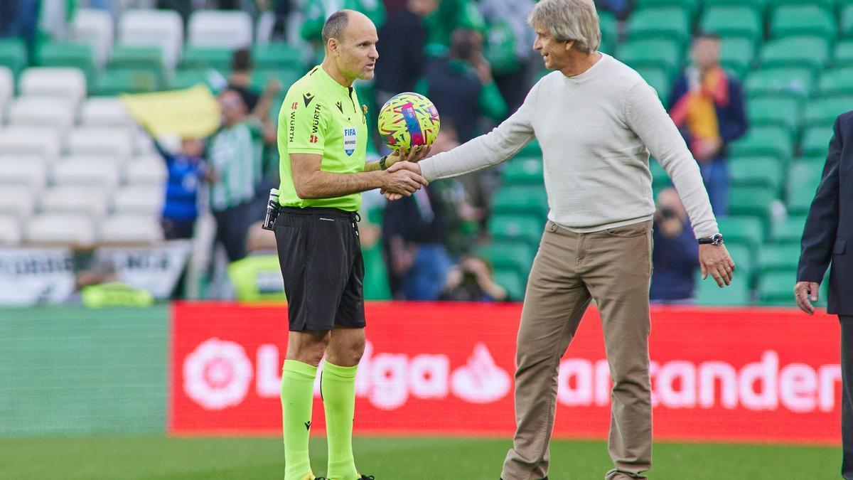 Manuel Pellegrini saluda a Mateu