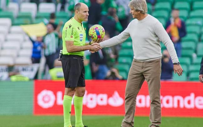 Manuel Pellegrini saluda a Mateu