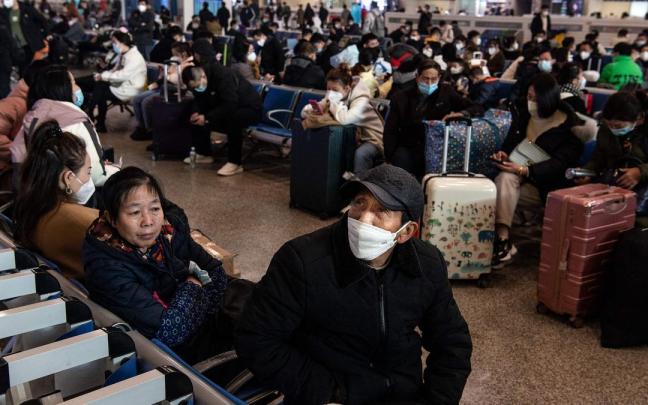 Numerosos pasajeros esperan en la estación de tren de Wuhan. Numerosos pasajeros esperan en la estación de tren de Wuhan.