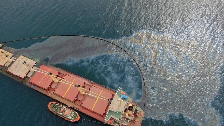 Imagen del buque granelero “OS35”, varado en la costa al Este de Gibraltar.