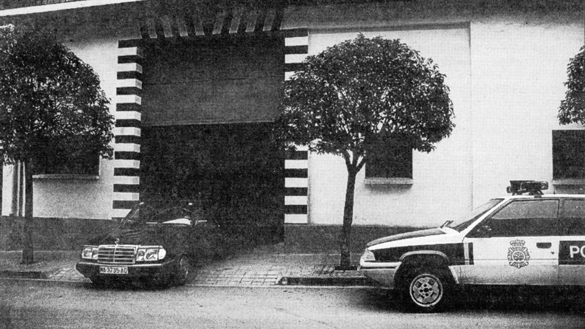 Fotografía fechada en el 29 de diciembre de 1994 del coche fúnebre con el cuerpo de Joaquín Lasheras Caballero saliendo del garaje de su propiedad en el que apareció asesinado. El crimen sigue sin resolverse.