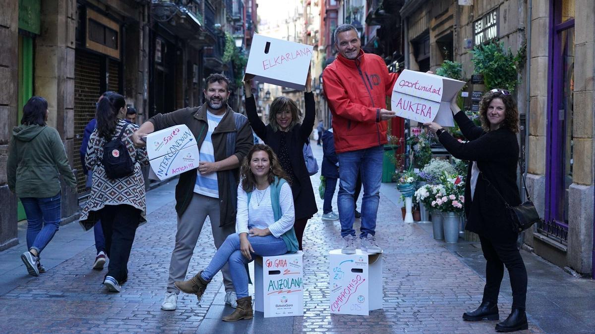 Danel, Eider, Leire, Izaskun y Txus caminan por medio de una de las Siete Calles del Casco Viejo bilbaino.