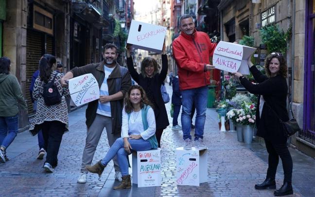 Danel, Eider, Leire, Izaskun y Txus caminan por medio de una de las Siete Calles del Casco Viejo bilbaino.