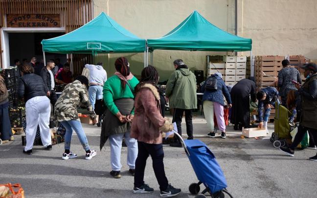 Los beneficiarios de Apoyo Mutuo, en la Rochapea. Los beneficiarios de Apoyo Mutuo, en la Rochapea.