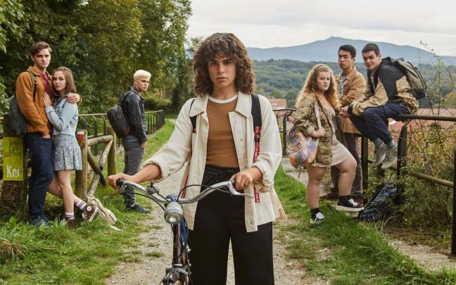 De izquierda a derecha, los actores Gabriel Guevara, María Mercado, Victor Pérez, Dèlia Brufau, Ainara Pérez, Jaime Wang, y Óscar de la Fuente, que protagonizan ‘Tú no eres especial’. De izquierda a derecha, los actores Gabriel Guevara, María Mercado, Victor Pérez, Dèlia Brufau, Ainara Pérez, Jaime Wang, y Óscar de la Fuente, que protagonizan ‘Tú no eres especial’.
