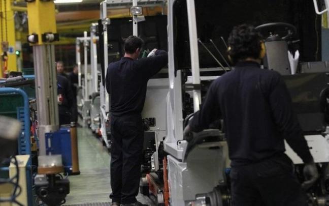 Dos trabajadores de Unicarriers, en Noáin. Dos trabajadores de Unicarriers, en Noáin.