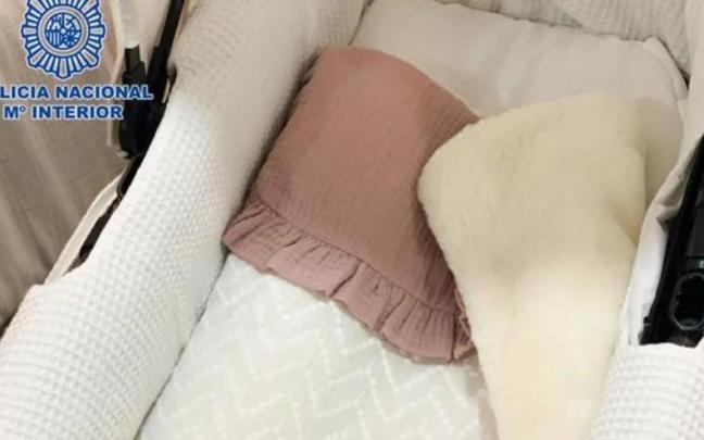 El carrito de beb&eacute; que paseaba el hombre.