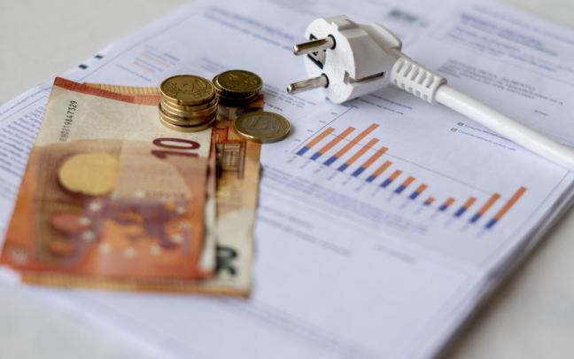 Un cable, dinero y una factura de luz Un cable, dinero y una factura de luz