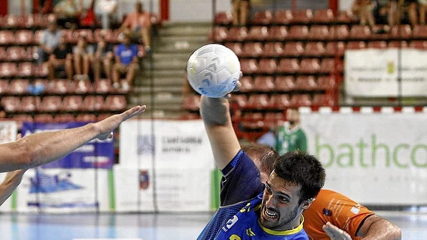 Un lance del partido disputado ayer en tierras cántabras. | FOTO: LIGA ASOBAL