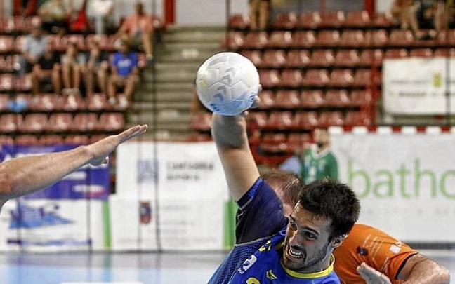 Un lance del partido disputado ayer en tierras cántabras. | FOTO: LIGA ASOBAL Un lance del partido disputado ayer en tierras cántabras. | FOTO: LIGA ASOBAL