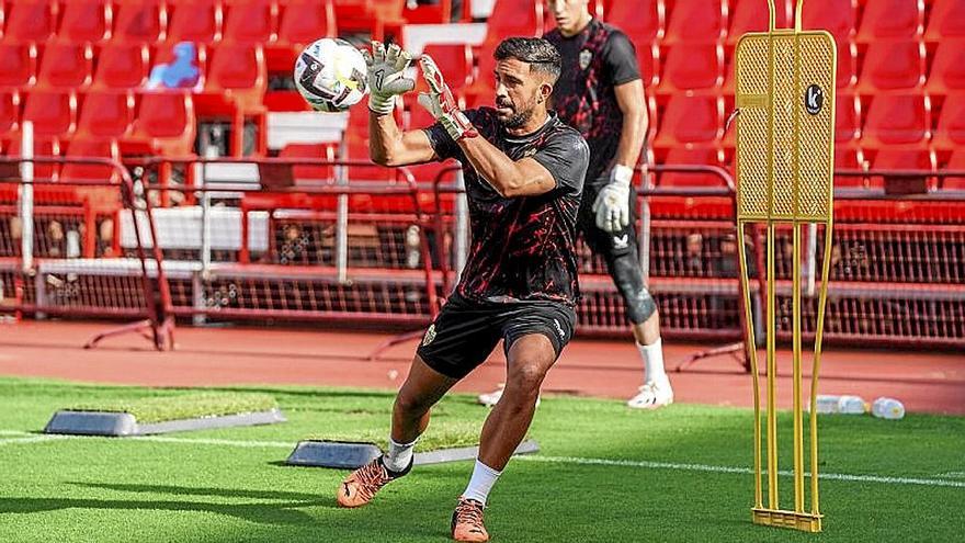 Pacheco, en un entrenamiento con el Almería. | FOTO: @U_D_ALMERÍA