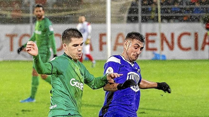 Igor Zubeldia se dispone a despejar un balón durante el partido que enfrentó a la Real con el Becerril en Palencia, en diciembre de 2019. | FOTO: N.G.