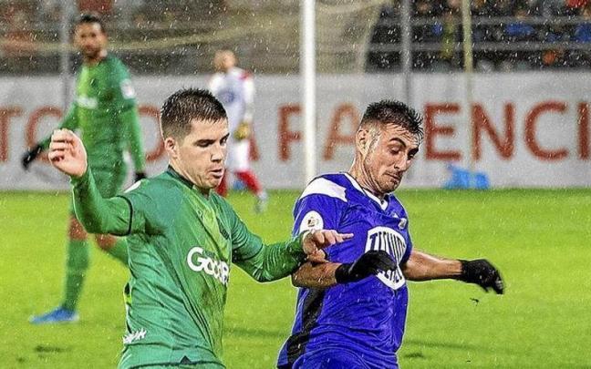 Igor Zubeldia se dispone a despejar un balón durante el partido que enfrentó a la Real con el Becerril en Palencia, en diciembre de 2019. | FOTO: N.G. Igor Zubeldia se dispone a despejar un balón durante el partido que enfrentó a la Real con el Becerril en Palencia, en diciembre de 2019. | FOTO: N.G.