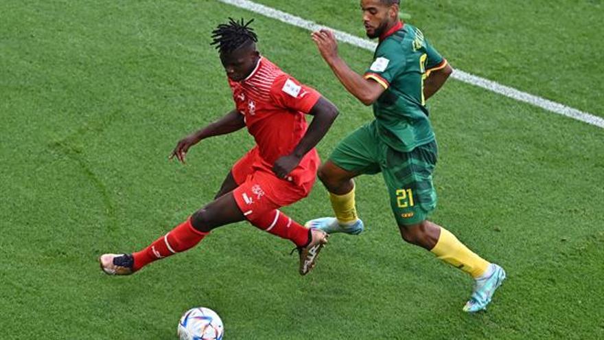 Embolo se lleva el balón ante el camerunés Castelletto.