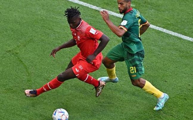 Embolo se lleva el balón ante el camerunés Castelletto.