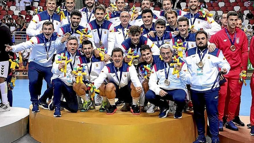 La selección española, en el podio con la medalla de oro lograda en Orán (Argelia). | FOTO: @COE_ES