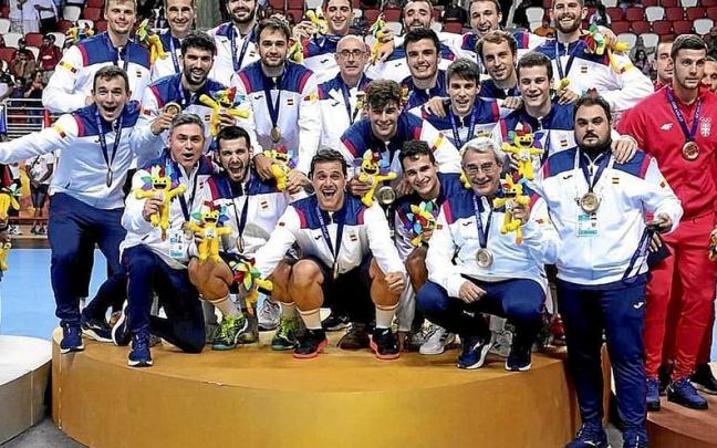La selección española, en el podio con la medalla de oro lograda en Orán (Argelia). | FOTO: @COE_ES