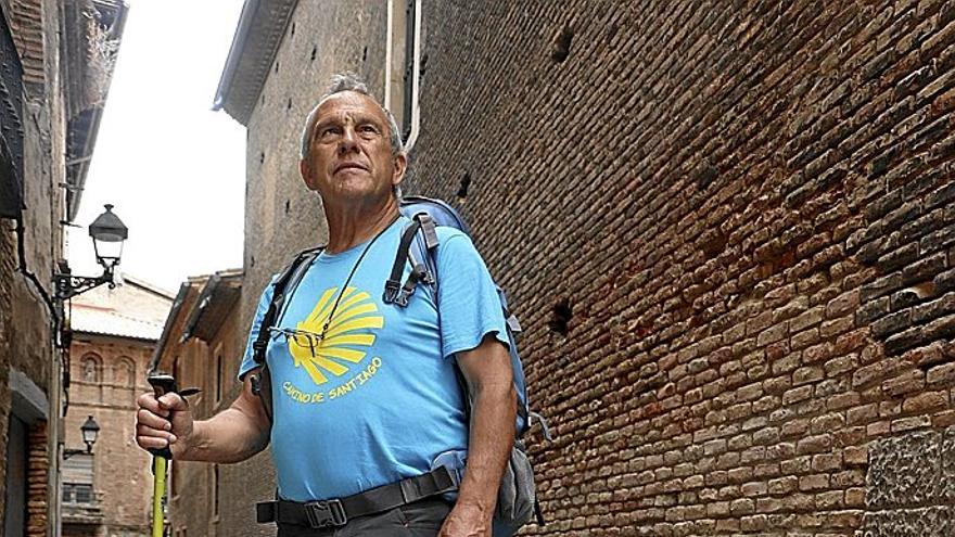 Rolando Baigorri, con la camiseta del camino y junto a una marca del Camino de Santiago a su paso por el Casco Antiguo de Tudela.