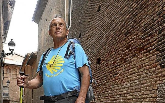 Rolando Baigorri, con la camiseta del camino y junto a una marca del Camino de Santiago a su paso por el Casco Antiguo de Tudela.