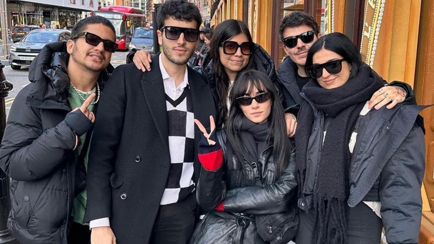 Aitana y Sebastián Yatra junto a sus amigos en Londres.