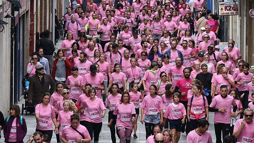 Cientos de personas participan en la carrera solidaria contra el cáncer de mama organizada por Saray en 2019.