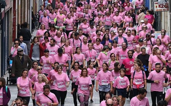 Cientos de personas participan en la carrera solidaria contra el cáncer de mama organizada por Saray en 2019.