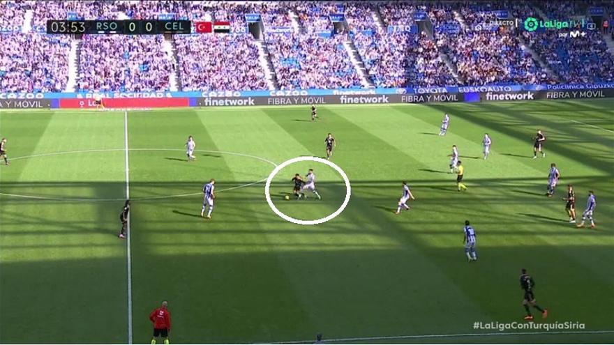 Desde diferentes registros, los dos equipos estuvieron bien y generaron oportunidades. El Celta, enganchando con sus futbolistas interiores. La Real, robando con cierta frecuencia y saliendo en transición, como en la jugada del gol (recupera Brais en la imagen).