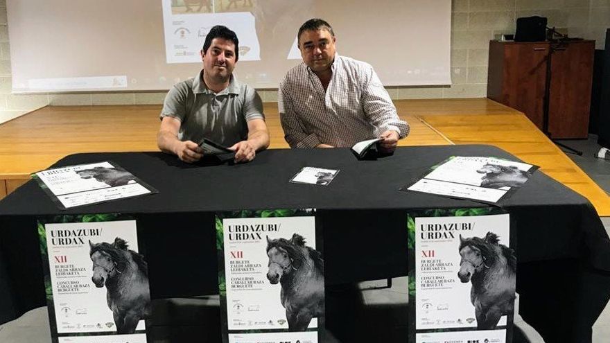 Iñaki Ariztia y Ion Echaide en la presentación celebrada en la Casa de Cultura de Urdazubi.