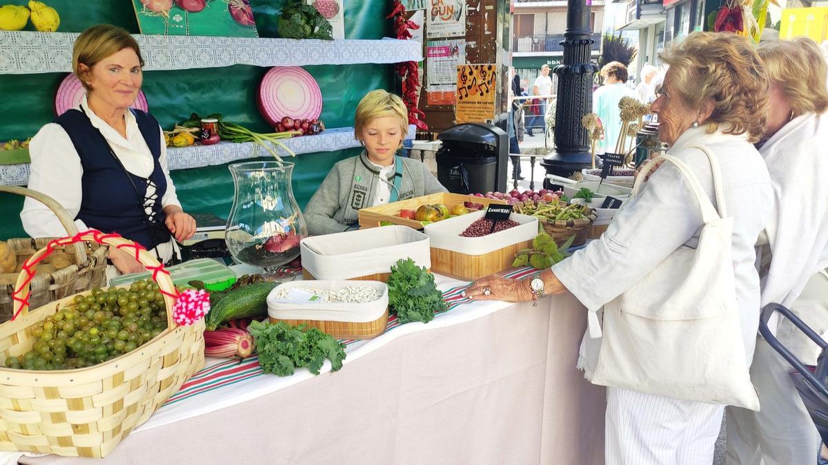 En torno a un centenar de puestos se distribuyeron por el centro.