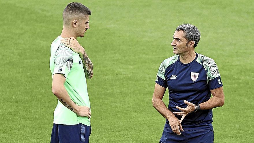 Valverde, que tuvo varias charlas con los titulares ante el Valencia, habla con Sancet. | FOTO: JUAN LAZKANO