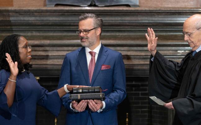 Ketanji Jackson jura su cargo.