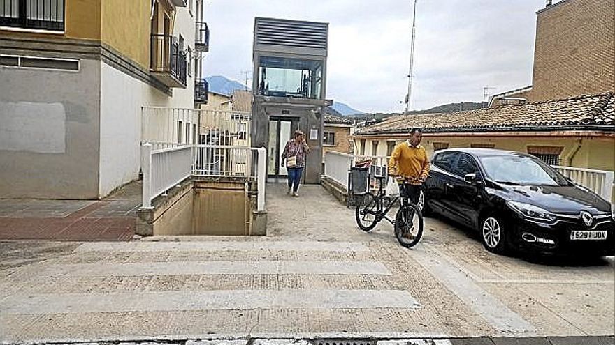 Vecinos de Lizarra saliendo del ascensor. | FOTO: J.A.