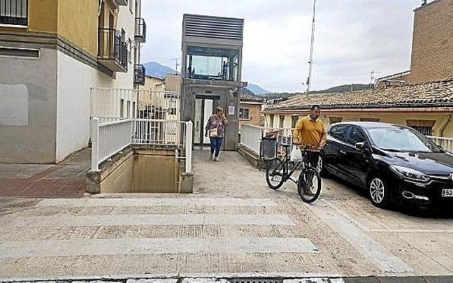Vecinos de Lizarra saliendo del ascensor. | FOTO: J.A.