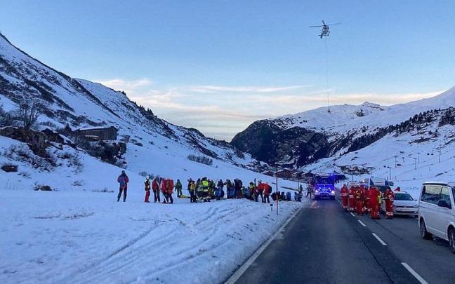 Imagen del operativo de rescate en la pista de esquí austriaca.