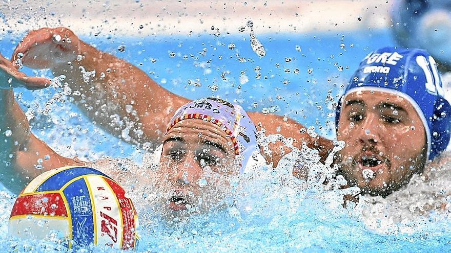 Álvaro Granados peleando por la pelota contra el griego Konstantinos Kakaris. | FOTO: EFE