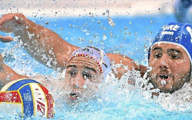 &Aacute;lvaro Granados peleando por la pelota contra el griego Konstantinos Kakaris. | FOTO: EFE