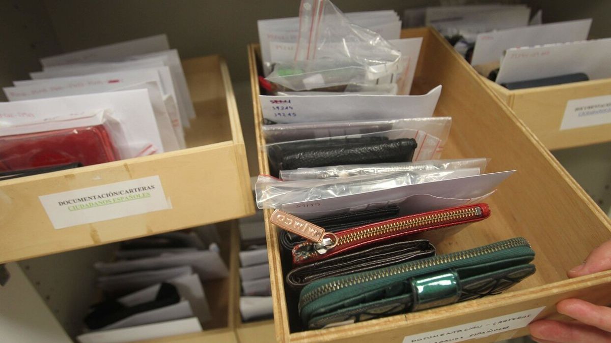 Carteras en la oficina de objetos perdidos del &aacute;rea de Seguridad Ciudadana del Ayuntamiento de Pamplona.